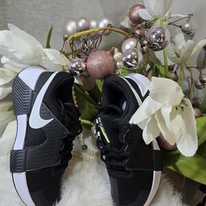 Nike GP Challenge 1Women's Clay Court Tennis ShoesSize9.5Color:white/black New